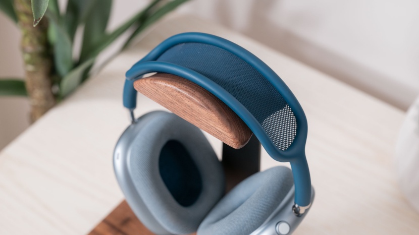 the headband is made with the same mesh textile but lacks padding.