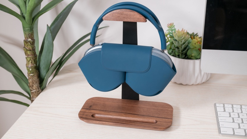 apple airpods max - the smart case is less of a case and more of a power control sleeve...