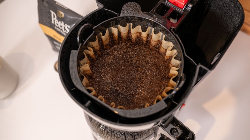 black+decker 12-cup easy on/off - there&#039;s a slight dip in the center of the grounds, which shows that...