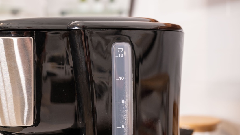 black+decker 12-cup easy on/off - both the carafe and water tank had clear cup measurement markings.