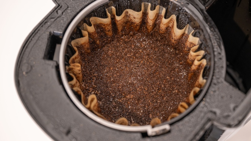 black+decker 12-cup thermal - the coffee grounds remained level after the brew cycle was complete...