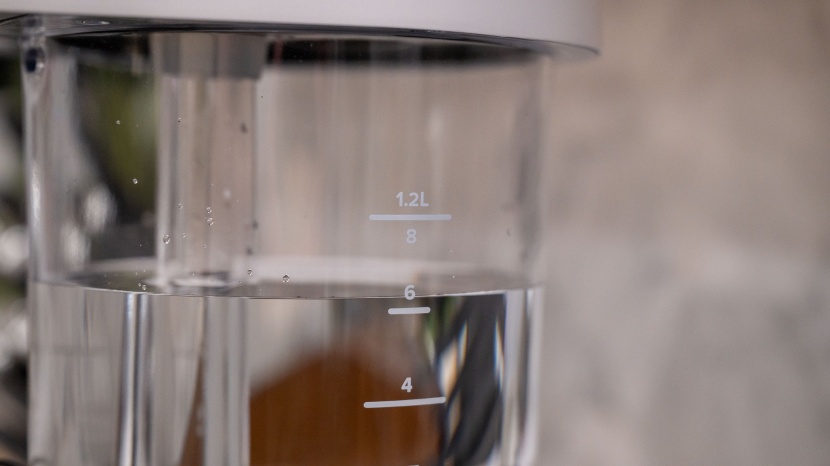 ratio six series 2 - the water tank holds 40 ounces of water at the top mark.