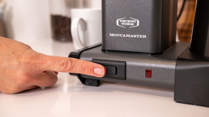 technivorm moccamaster kbt - fill the water tank, place the filter in the basket, scoop grounds...