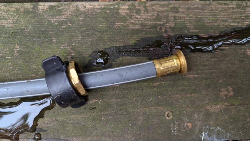 the hex nut and plastic flanges slide back on the ayleid's...