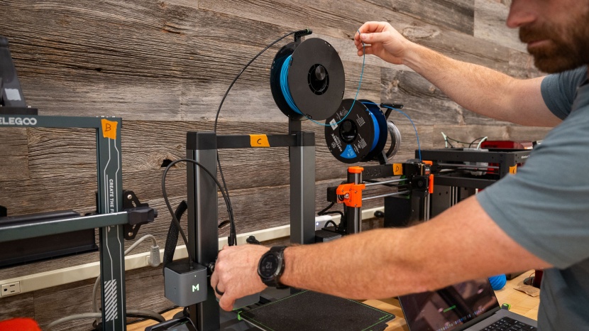 ankermake m5c - loading filament on the m5c.