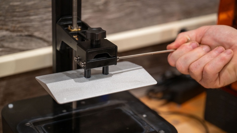 anycubic photon mono 2 - adding or replacing the build plate after print removal is easy...