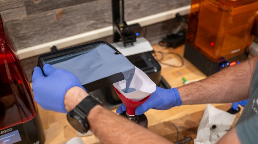 anycubic photon mono 2 - steady hands required -- one of the many rather annoying steps...