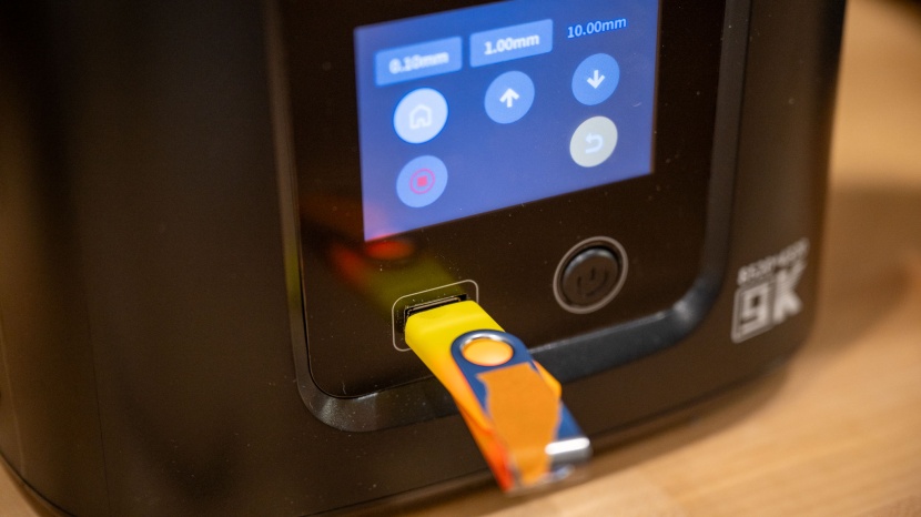 elegoo mars 4 - print transfer to the machine is done with a standard flash drive...