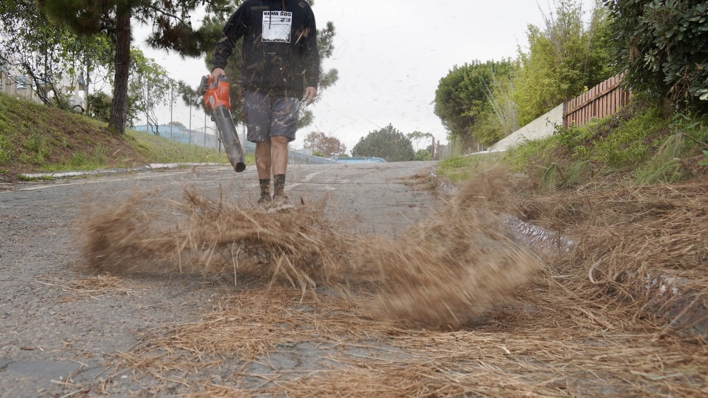 husqvarna leaf blaster 350ib - the husqvarna leaf blaster 350ib has enough power to tackle a...