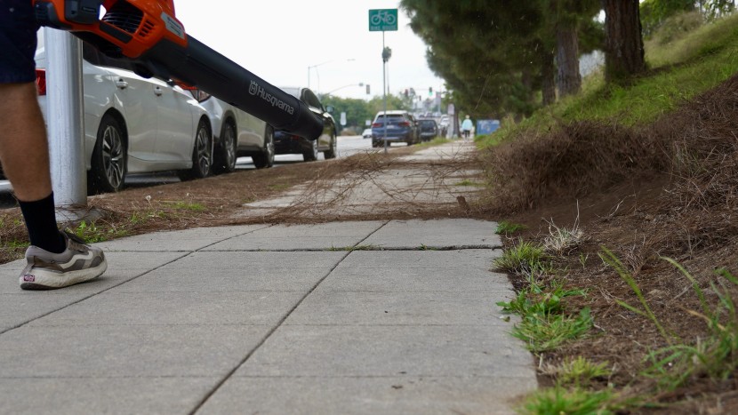 husqvarna leaf blaster 350ib - the husqvarna&#039;s mind-blowingly long runtime allowed us to tackle...