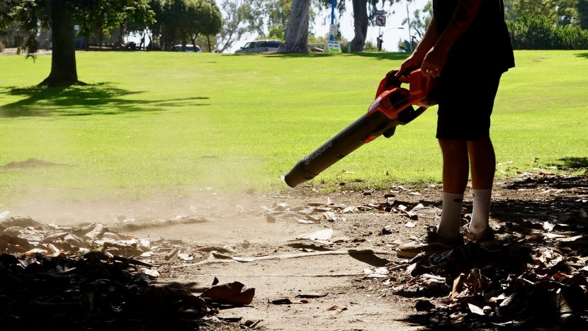 husqvarna leaf blaster 350ib - with enough power to expose dirt and an amazing amount of runtime...