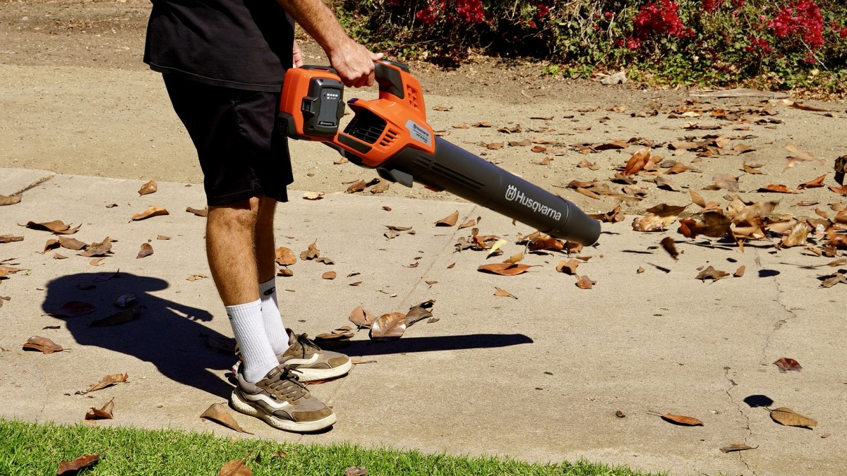 Husqvarna Leaf Blaster 350iB Review