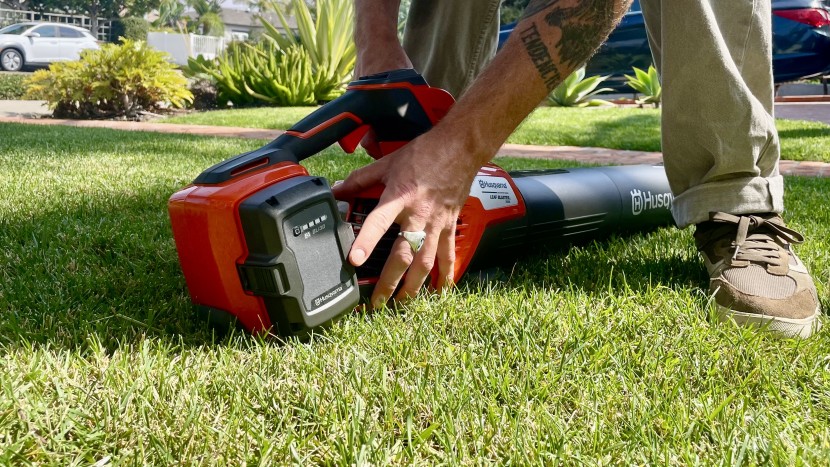 leaf blower - the husqvarna bli30 battery has active cooling technology to help...
