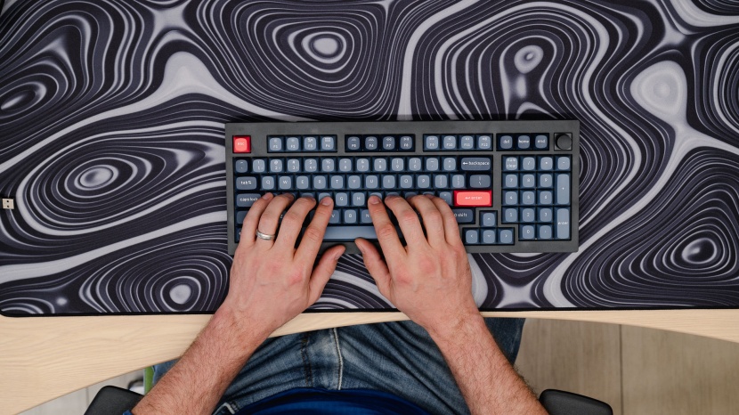 keychron v5 max - this is a functional keyboard with a traditional design, suitable...