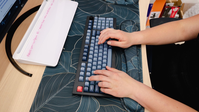 keychron v5 max - this keyboard does not come with a wrist rest, but its high keycap...