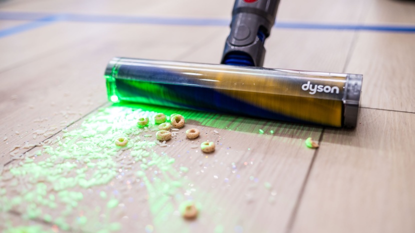 dyson's low-angle green light really does illuminate debris.
