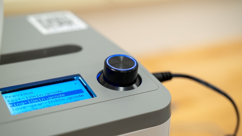 entina tina2 - control is made through a scroll wheel and a low resolution lcd...