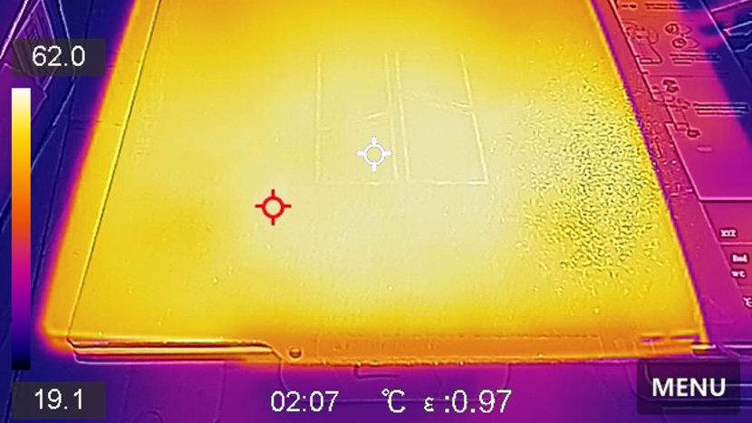 bambu lab a1 mini - thermal imaging shows a hotspot in bed temp. more-or-less in the...