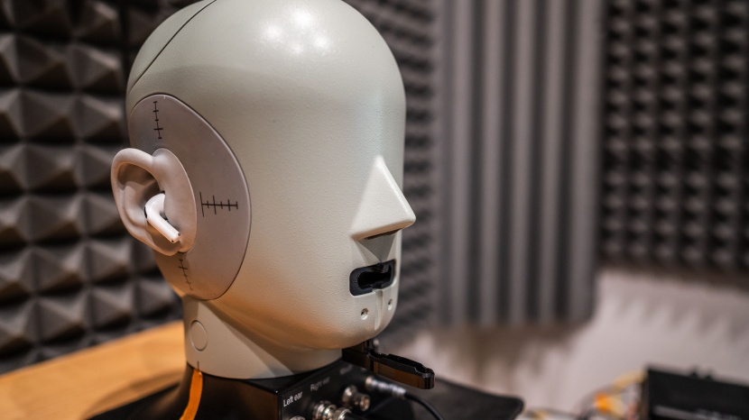 apple airpods 4 anc - unfortunately, the absence of adjustability with the airpod ear tips...