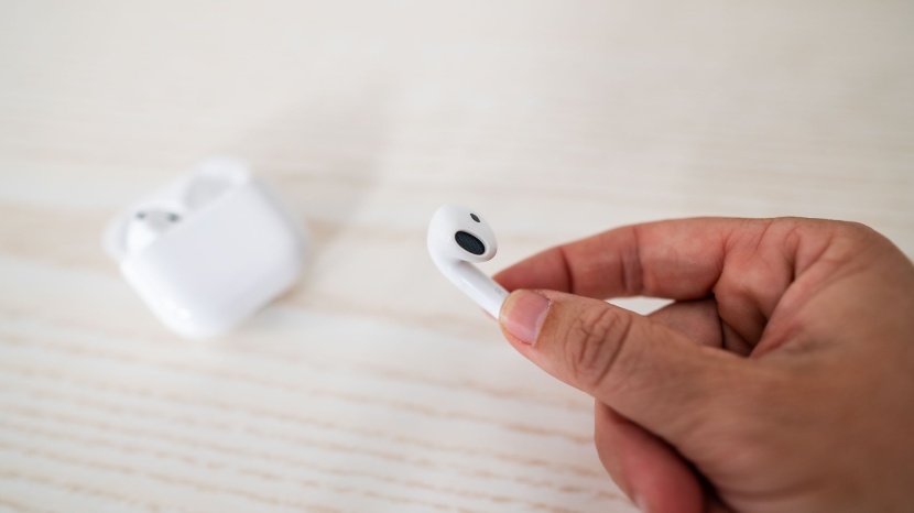 apple airpods 4 anc - without an ear tip, you can&#039;t get a proper seal in the ear canal...