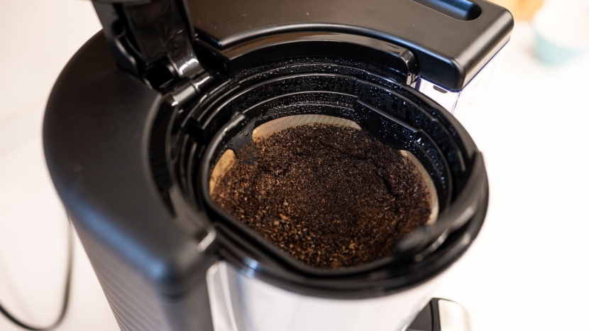 black+decker 12-cup programmable - a large divot can be seen in the middle of the brew bed. this...