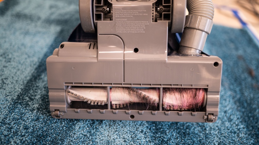 shark navigator lift away deluxe nv360 - pet hair tended to get caught in the bristles, while long hair...