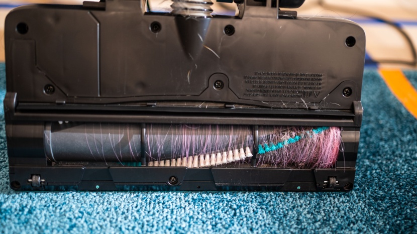 bissell multiclean allergen lift-off pet - some of the long hair made it to the dustbin, but quite a bit still...