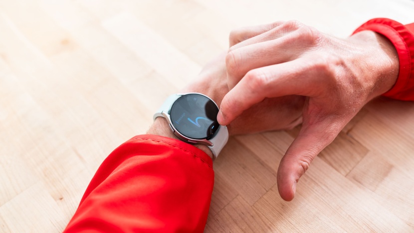 smartwatch - the scribbling feature and large screen of the watch6 make it easy...