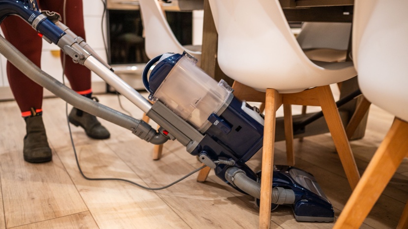 shark navigator lift away deluxe nv360 - thanks to its small size, this vacuum can work its way around the...