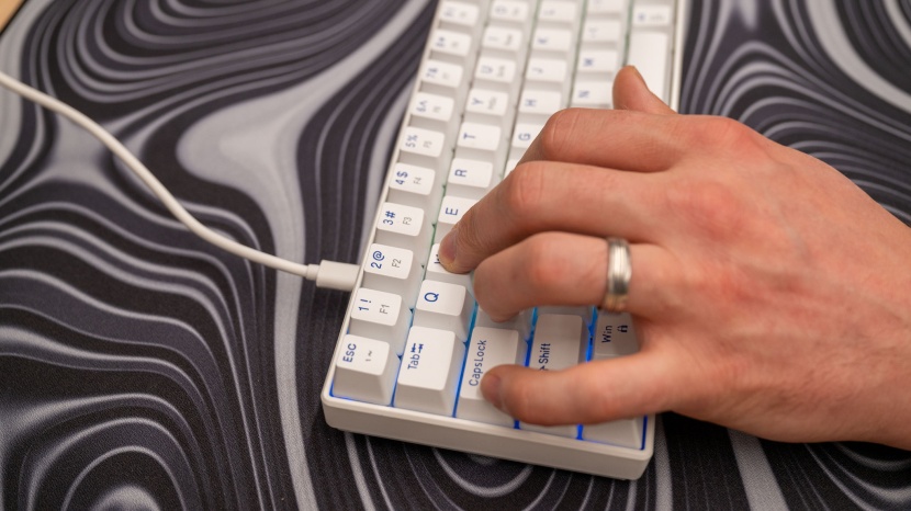 magegee portable 60% - blue whale switch - some keys have a strange combination of functions to make up for the...