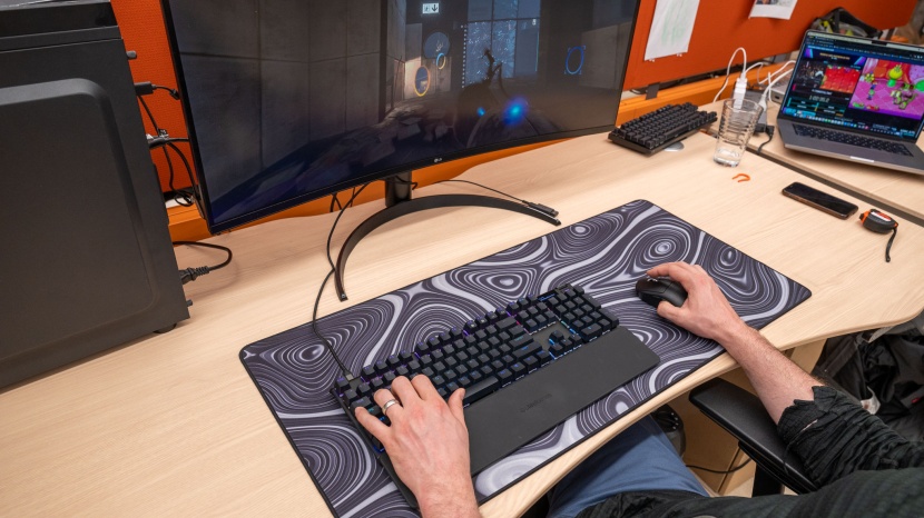gaming keyboard - a spacious, well-fitting wrist rest will support many consecutive...
