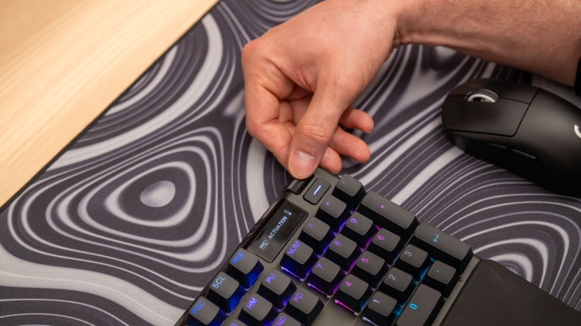 steelseries apex pro gen 3 - the oled screen directly above the numpad allows for quick setting...