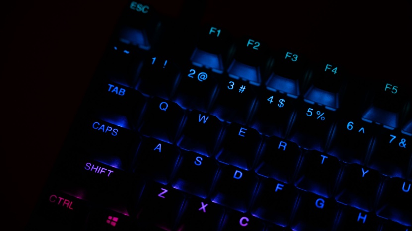 steelseries apex pro gen 3 - the blue colors shine through with a noticeable dominance.
