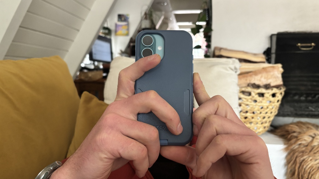 iphone case - the simple yet sturdy design of the otterbox commuter continues to...