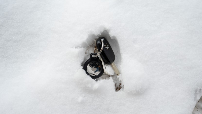 apple airtag - even if you drop your keys in the rain or snow, the airtag can still...