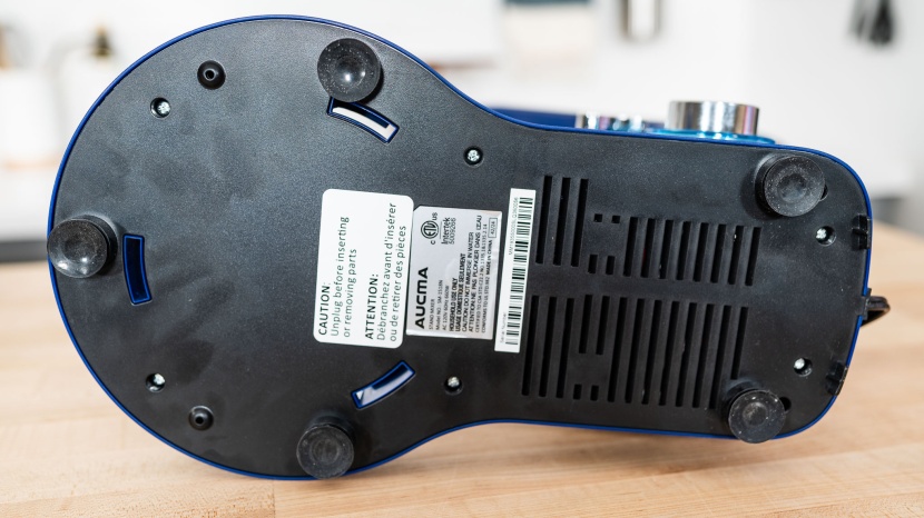 aucma 6.5qt - rubber suction-cup-feet help keep the aucma in place.