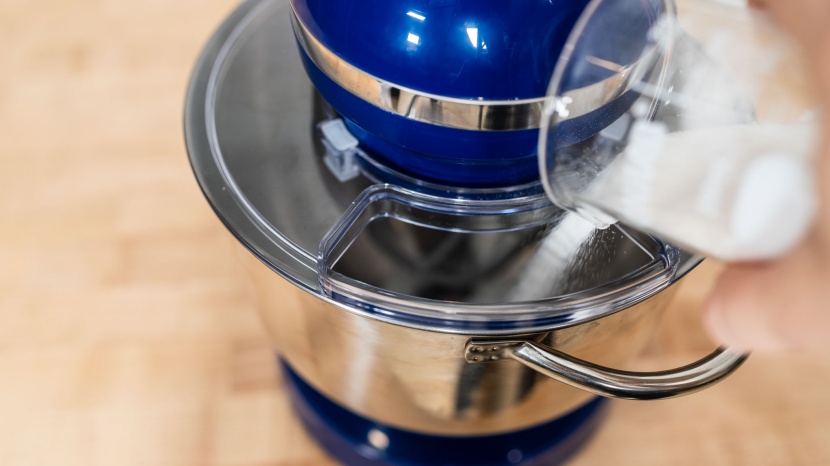 aucma 6.5qt - the pour shield has a very small opening.