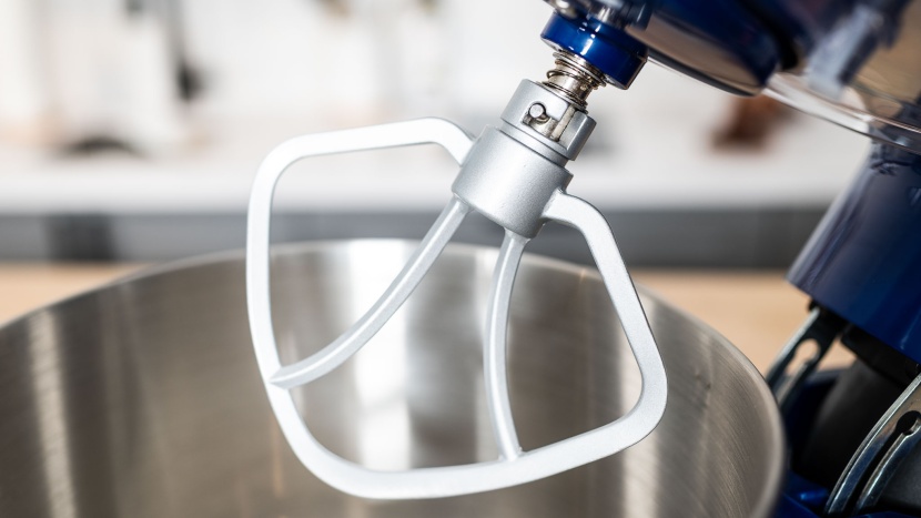 aucma 6.5qt - we did have to scrape the bowl while beating, but the beater itself...