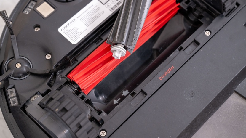 roborock q5 max+ - the rubber center rollers would be ideal for wet spills and mopping...