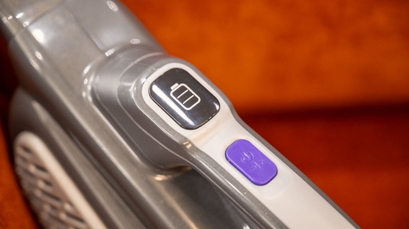 black+decker furbuster advanceclean+ - a 3-stage battery gauge is a helpful tool.