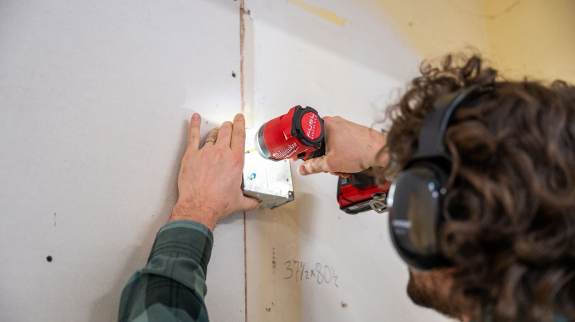 milwaukee m18 fuel 2953 - the compact design of the milwaukee allows you to work in awkward...