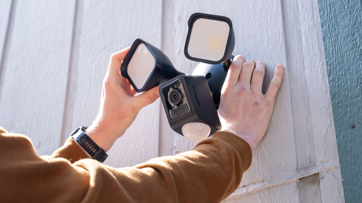 Wyze Cam Floodlight v2 Review (A very performant, yet budget-friendly offering in the floodlight security market.)