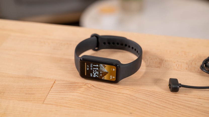 amazfit band 7 - the oled display is both battery-efficient and vibrant. it delivers...