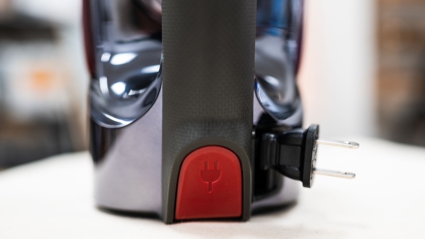 chi lava 13113 - the retractable cord makes for easy storage.