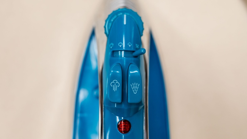 sunbeam steam master - the indicator on this iron is basic, but functional.