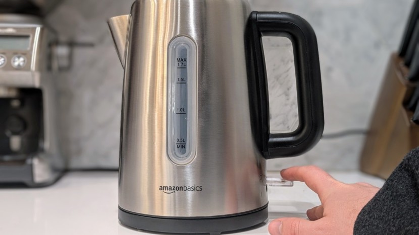 amazon basics electric kettle - the amazon basics truly is basic with its single switch