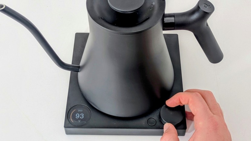 fellow stagg ekg - the fellow stagg ekg has a multicolored screen that displays both...