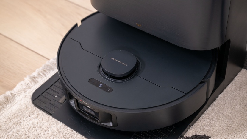 the dreame x40 ultra in its dock.