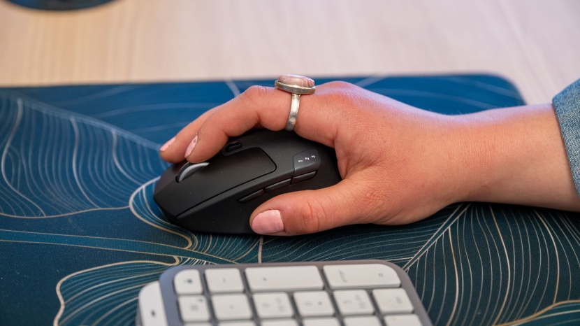 logitech m720 triathlon - you can program a number of specific button actions by utilizing the...