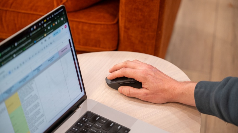 logitech m720 triathlon - the logitech m720 triathlon works on various surfaces, but struggles...